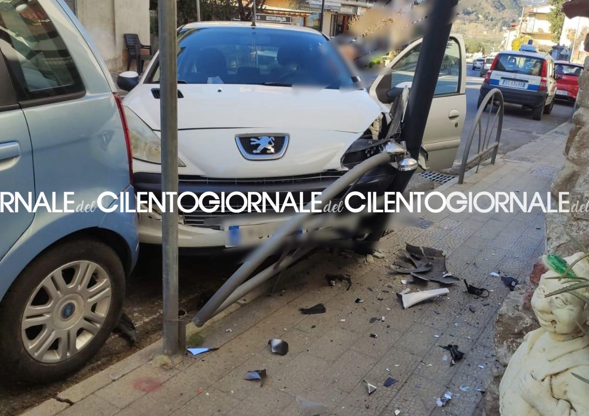 Schianto a Salento: 69enne perde il controllo dell’auto e finisce contro un palo