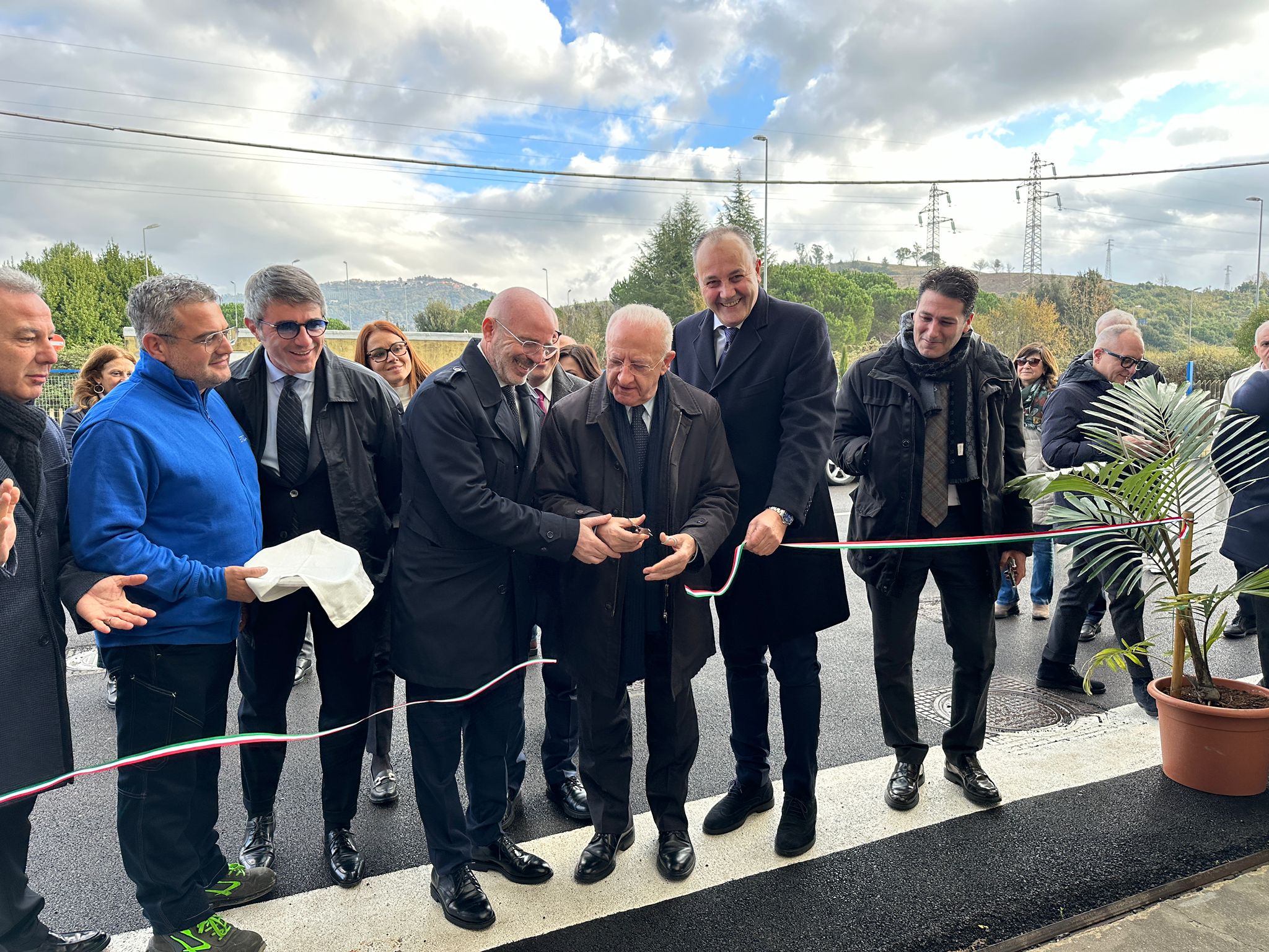 Casal Velino, De Luca inaugura nuovo impianto selezione rifiuti: «Governo sblocchi risorse per Comuni»