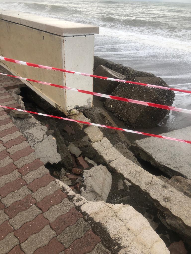 Danni al lungomare di Villammare dopo la mareggiata: «Serve prevenzione»