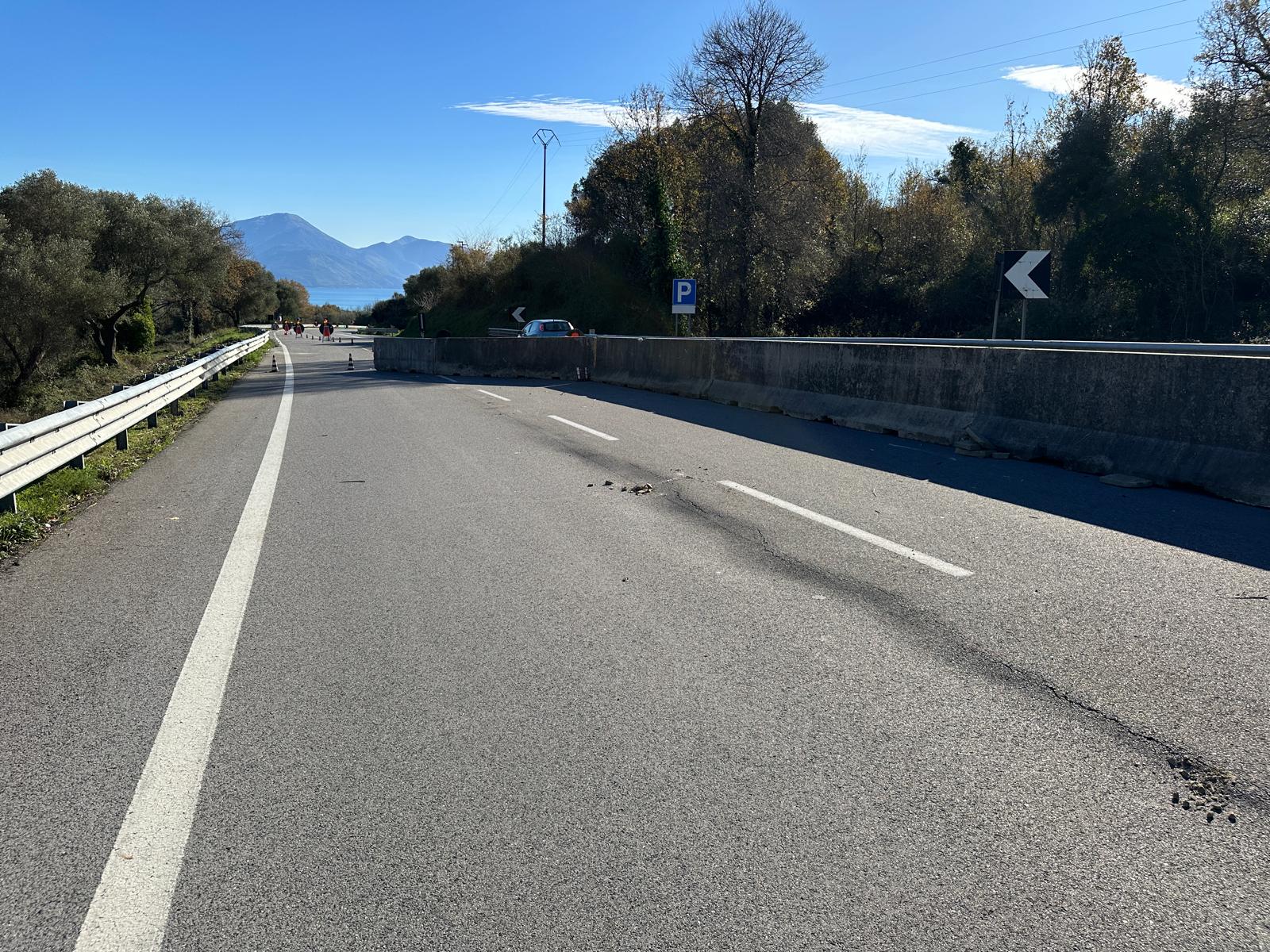 Cilentana, altra tegola: chiusa una corsia all’altezza di Roccagloriosa. Spunta un semaforo