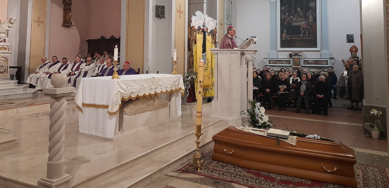 Lacrime e dolore a Teggiano per l’ultimo saluto a don Donato Romano