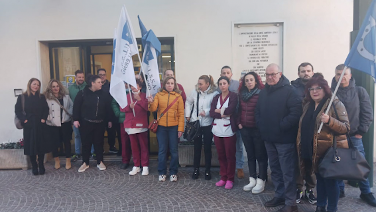 Vertenza pulizie all’ospedale di Vallo della Lucania: lavoratori sulle barricate