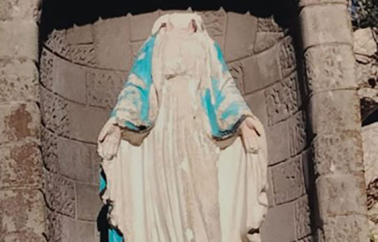Decapitata a sassate la statua della Madonna: è caccia ai responsabili