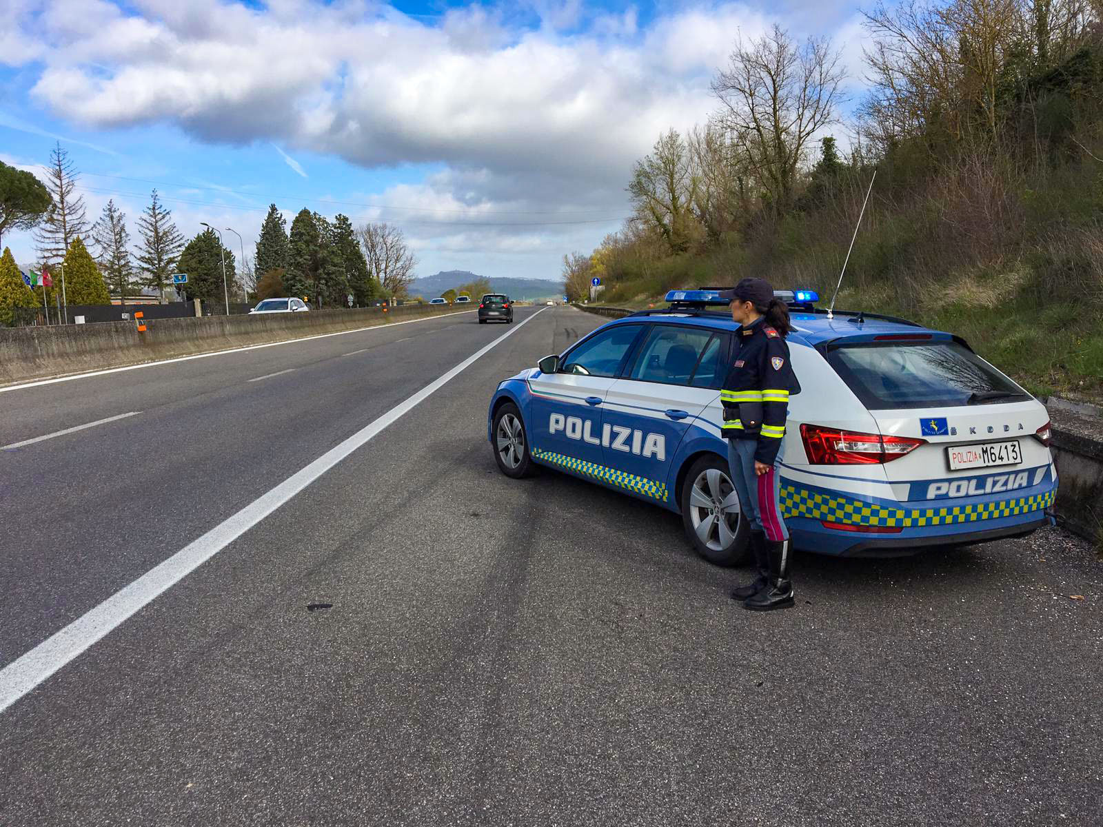 Truffavano anziane, blitz della polizia lungo l’autostrada a Sala Consilina: 3 fermi