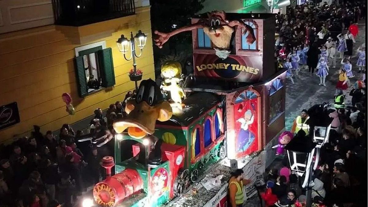 Carnevale, volontario muore durante la sfilata dei carri: festa sospesa