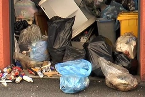 Cumuli di rifiuti e odori sospetti da un garage tra Polla e Petina: Guardia agroforestale in azione