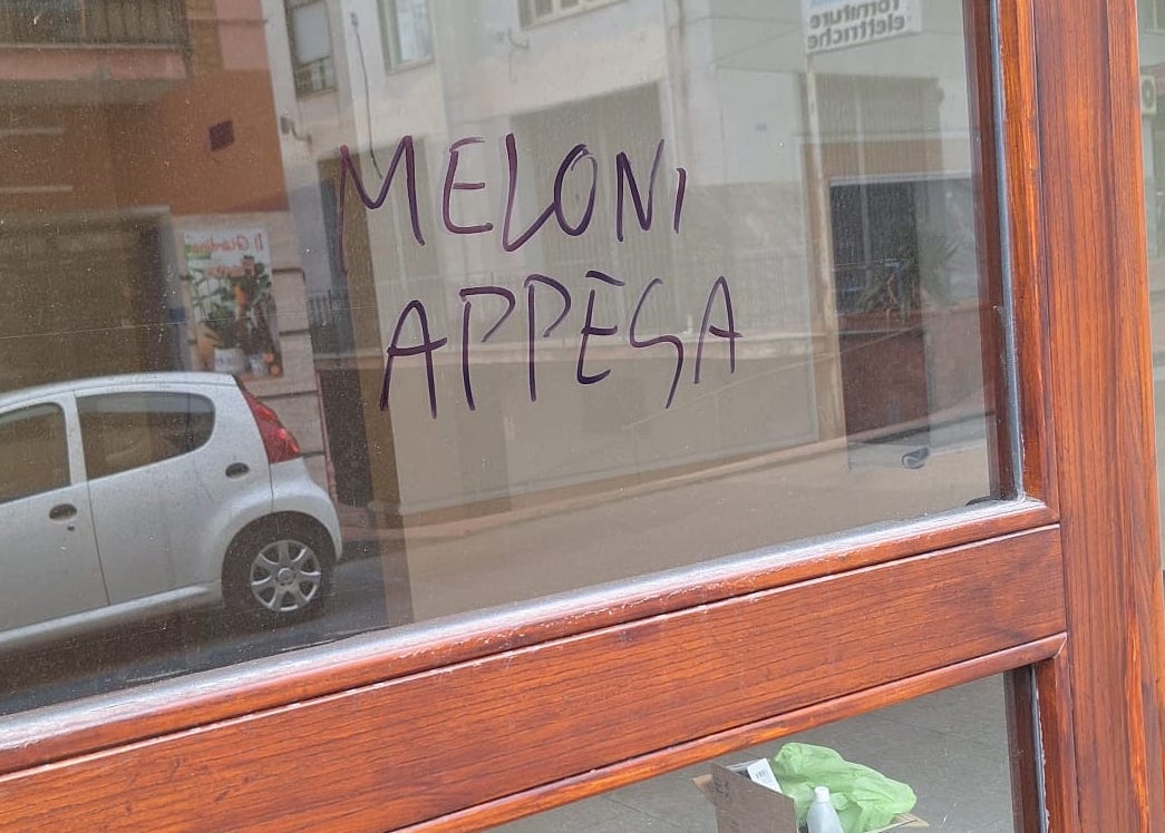 «Meloni appesa». Le scritte minacciose contro la premier all’ingresso della sede di Fratelli d’Italia Vallo di Diano