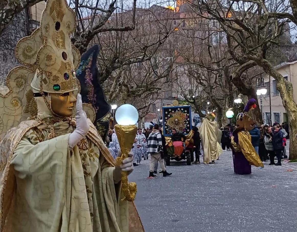 A Caselle in Pittari sfilano le maschere veneziane per la prima giornata del Carnevale 2024