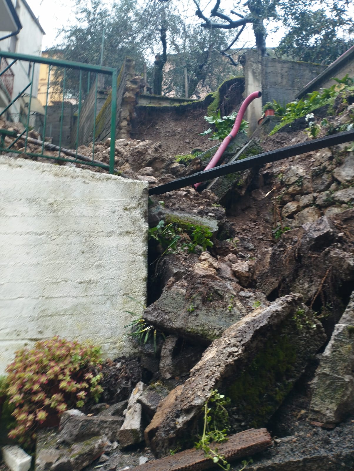 Crolla un muro nel centro storico di Sassano, coinvolte abitazioni