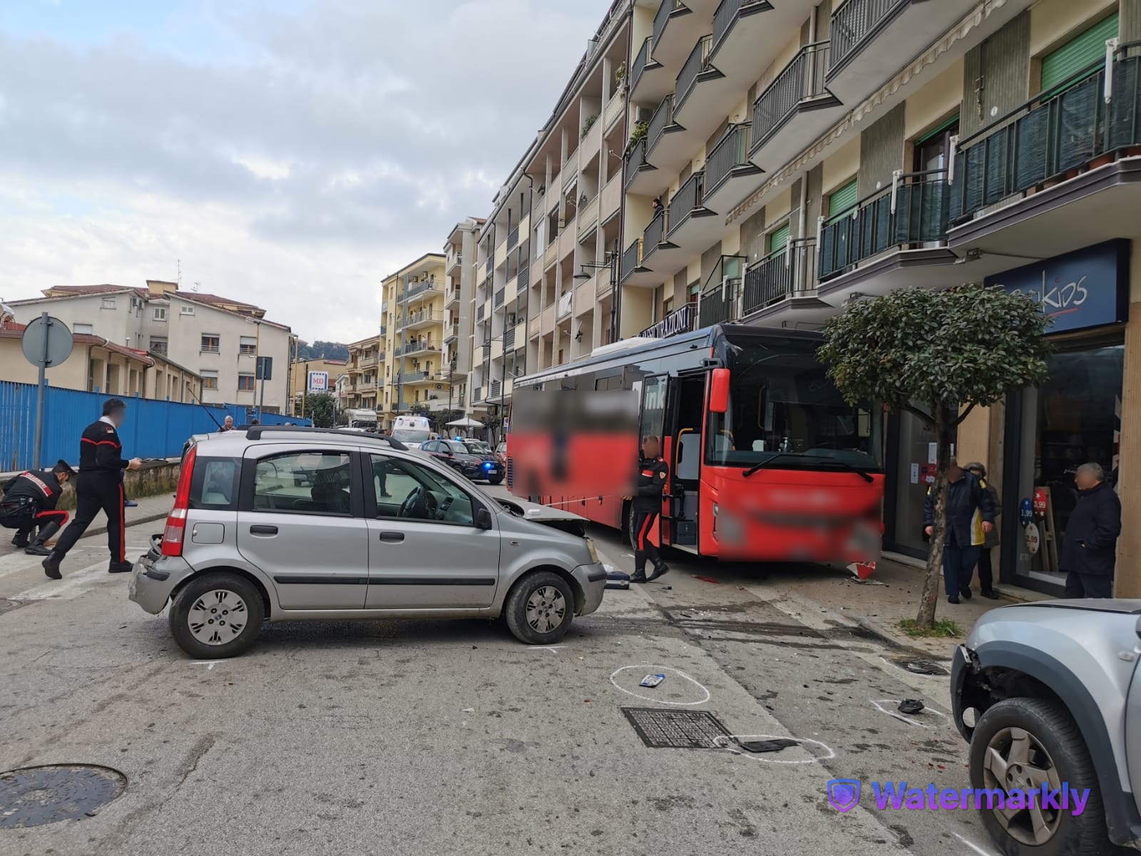 Paura a Sapri, pullman fuori strada travolge 5 auto: un ferito lieve