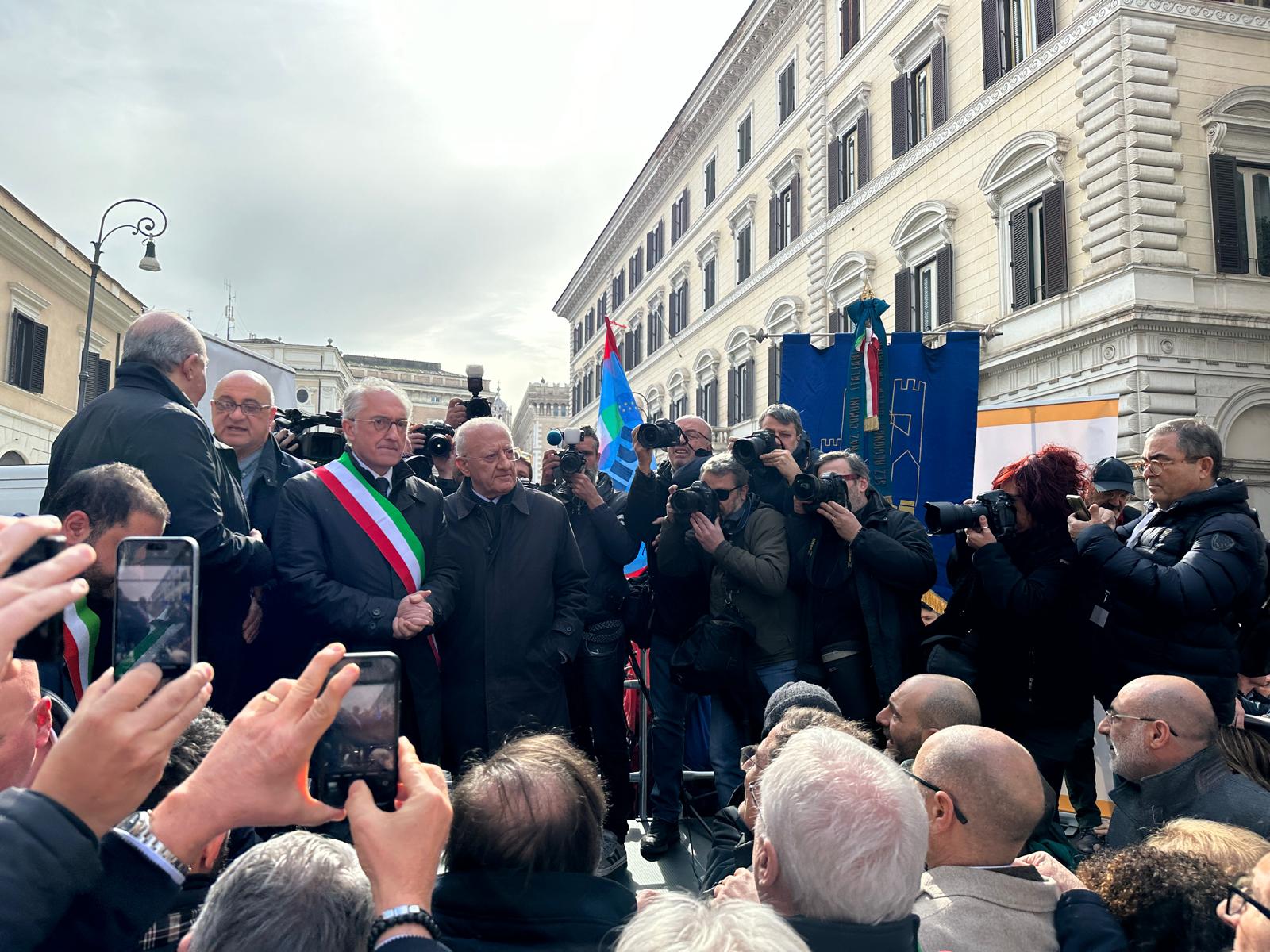 Autonomia differenziata, sindaci del Cilento a Roma con De Luca: la protesta contro il Governo
