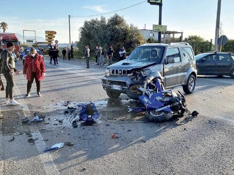 Esce con gli amici e si schianta in moto: muore 29enne