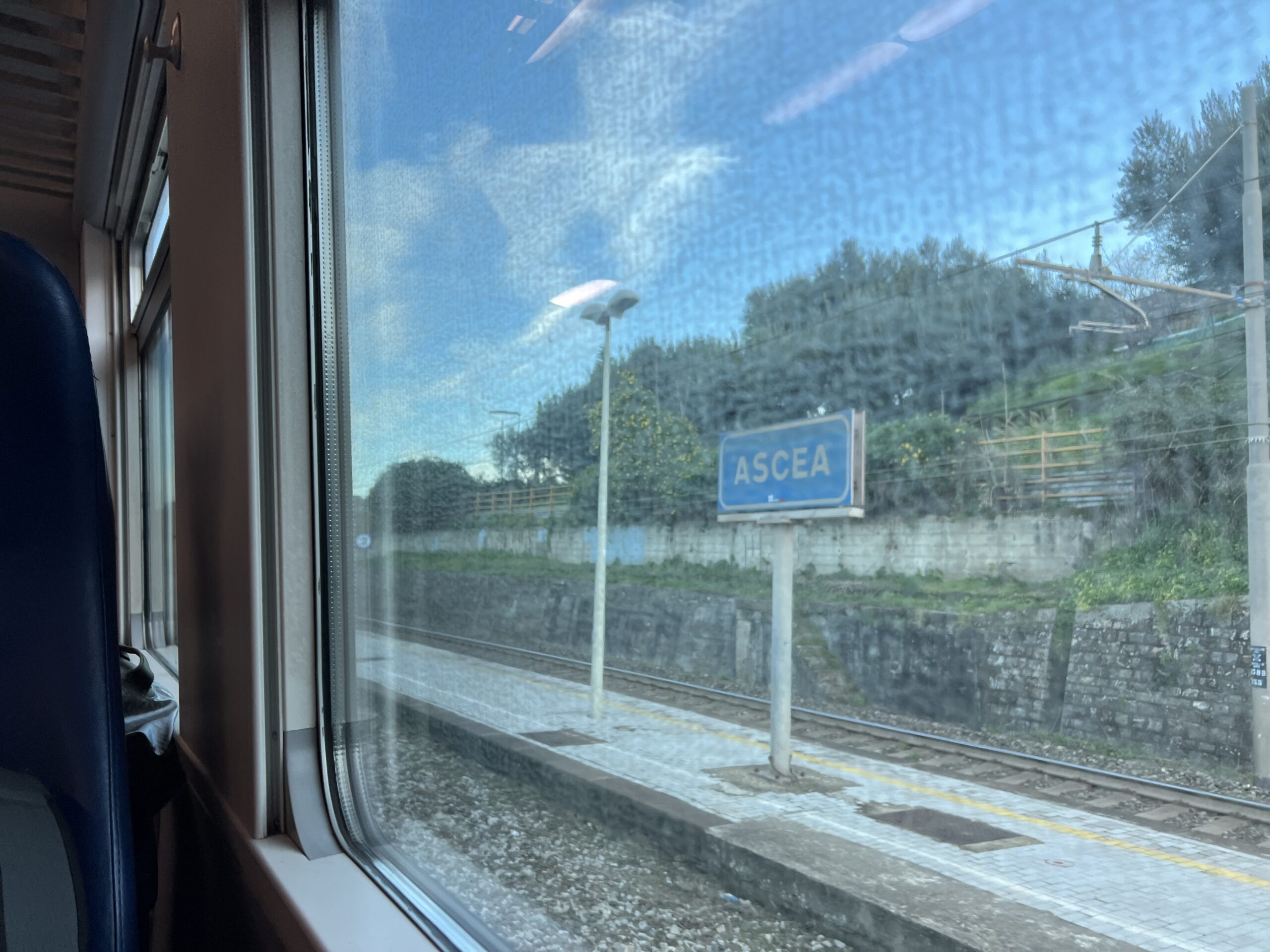 Treni cancellati e in ritardo verso sud, problemi tecnici sulla linea Salerno-Paola