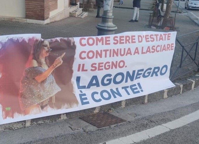 Festival di Sanremo: il tifo di Lagonegro per Angelina Mango, striscioni in città