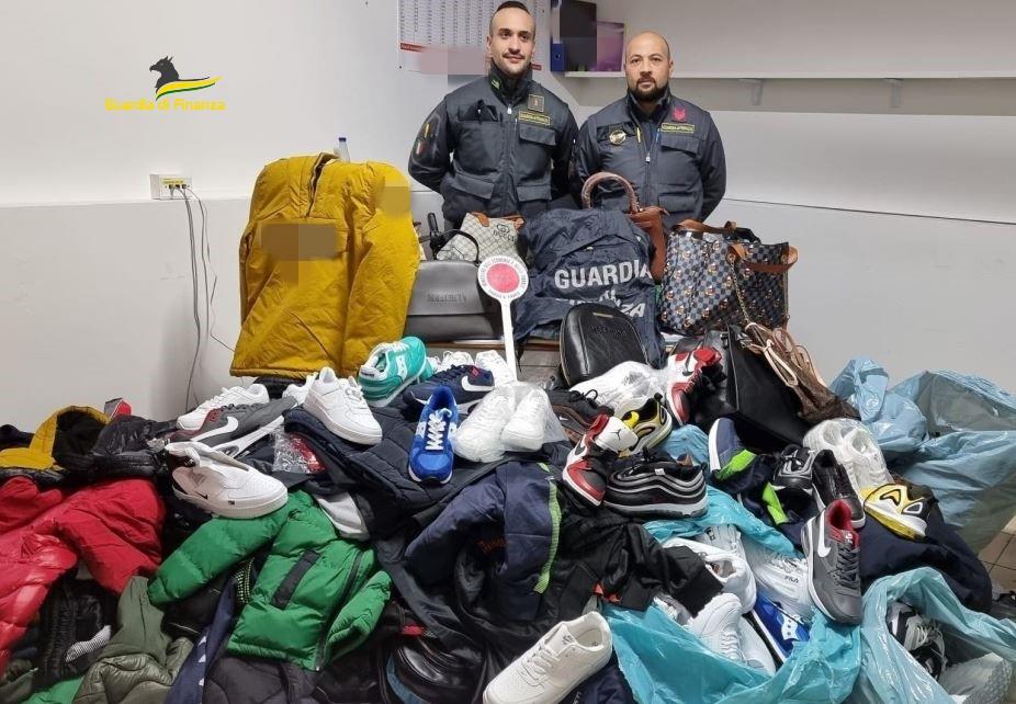 Guardia di Finanza dona 4 mila capi di abbigliamento a fasce bisognose