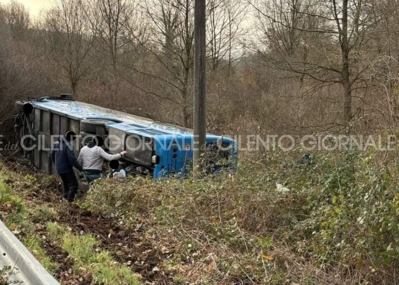 Bus esce fuori strada per evitare scontro frontale con auto: conducente in codice rosso, studenti salvi