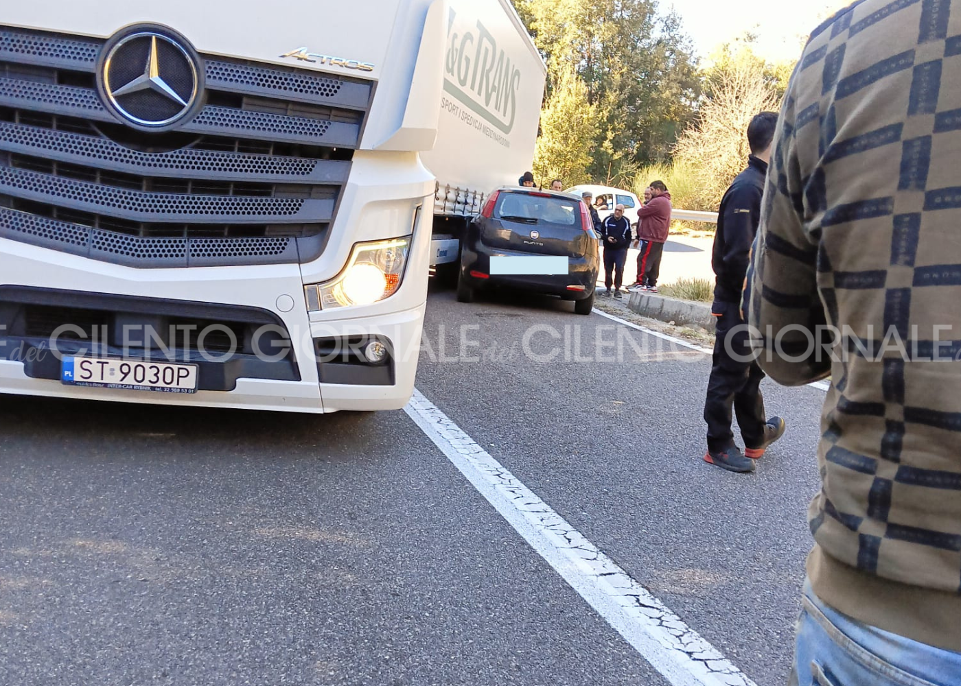 Auto sotto un tir a Cuccaro Vetere, lunghissime code