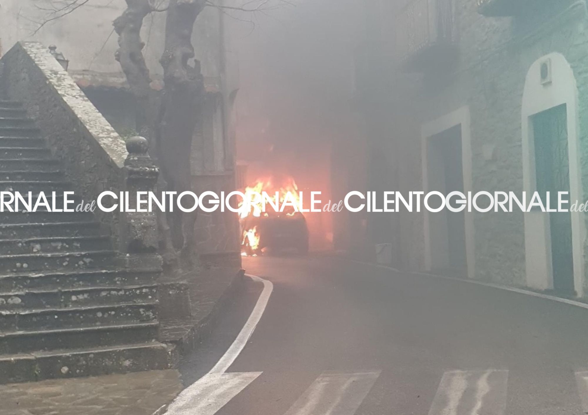 Paura a Cicerale, auto in fiamme: proprietaria salva per miracolo