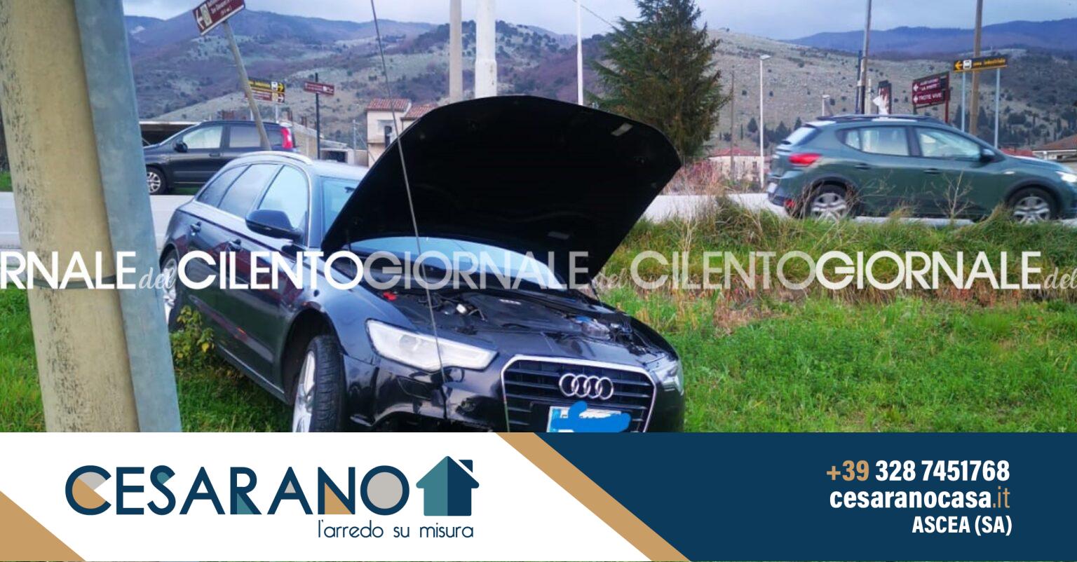 Padula, auto incastrata in un filo d’acciaio della linea telefonica Giornale del Cilento