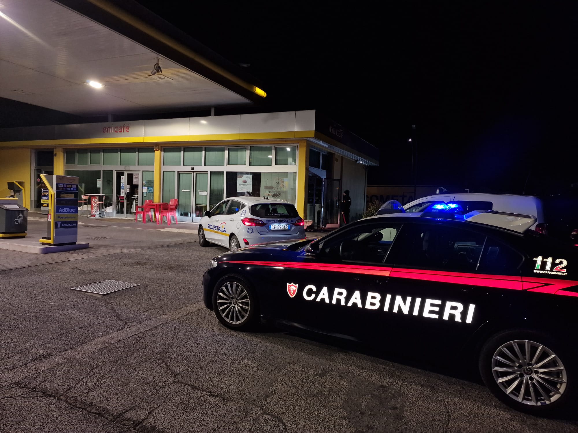 Raid notturno al distributore di carburanti: banditi fuggono con il bottino