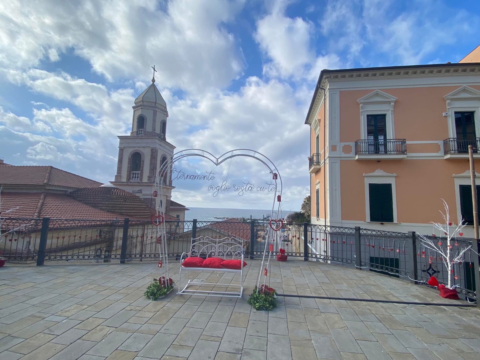 Le panchine dell’amore nel cuore di Castellabate, fino al 29 febbraio l’idea romantica per gli innamorati