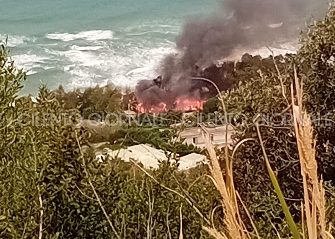 Cilento, fiamme all’interno di una struttura turistica: indagini su natura rogo