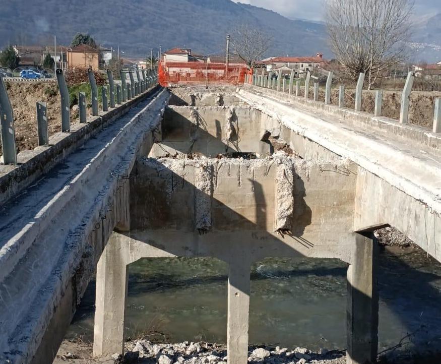 Ponte di Caiazzano, abbattuta parte del viadotto dopo oltre due anni di chiusura