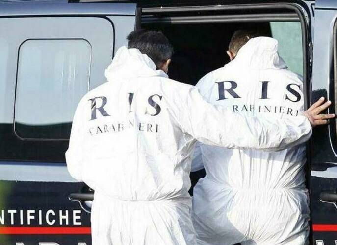 Omicidio suicidio di Agropoli, Ris al lavoro per sei ore nell’appartamento dei coniugi