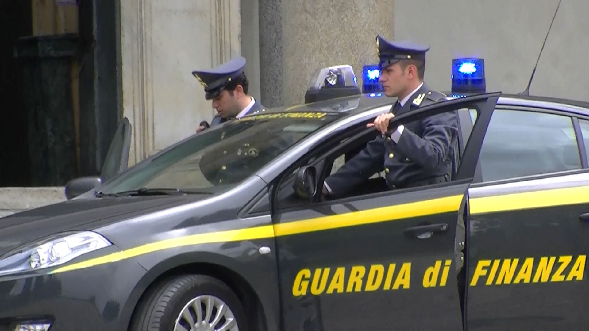 Blitz Finanza nei bar, ristoranti e supermercati di Salerno: 4 indagati e 6 arresti