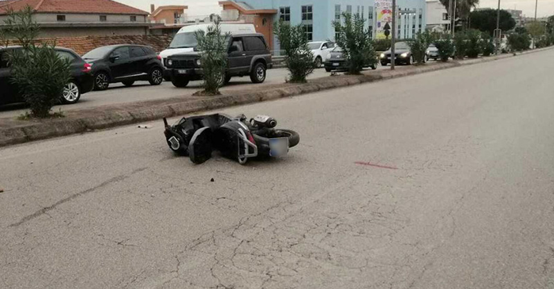Perde il controllo dello scooter e si schianta contro uno spartitraffico: giovane muore sul colpo