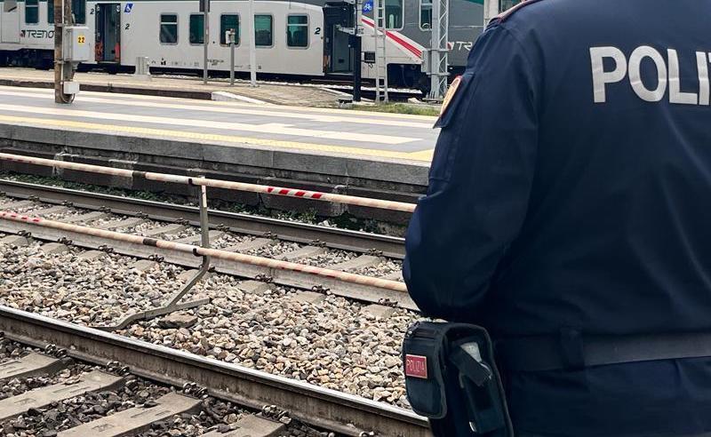 Morto l’uomo travolto dal treno in corsa a Bellizzi, l’ipotesi è di un gesto volontario