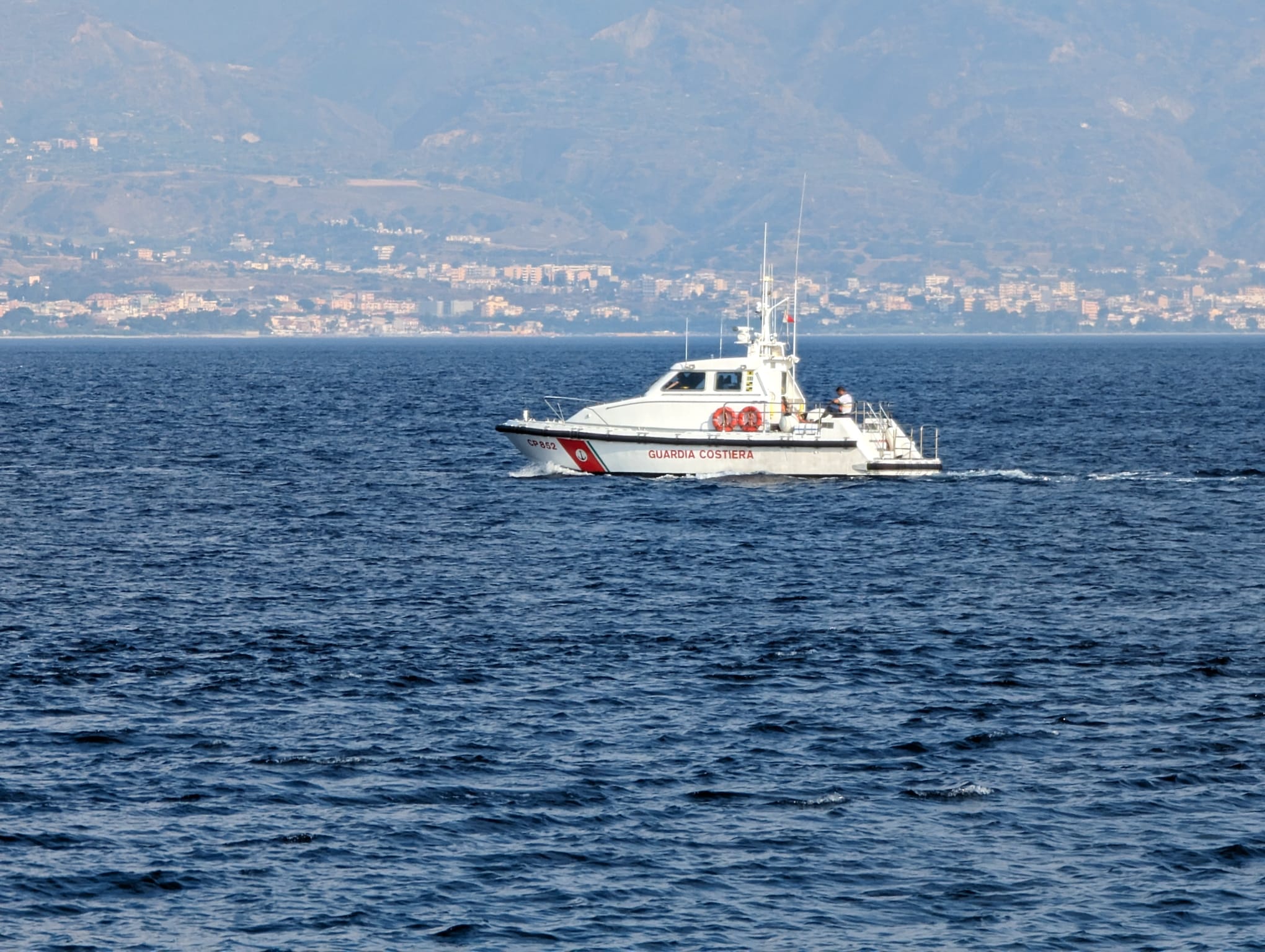 Scoperto cadavere nelle acque del salernitano: indagini in corso