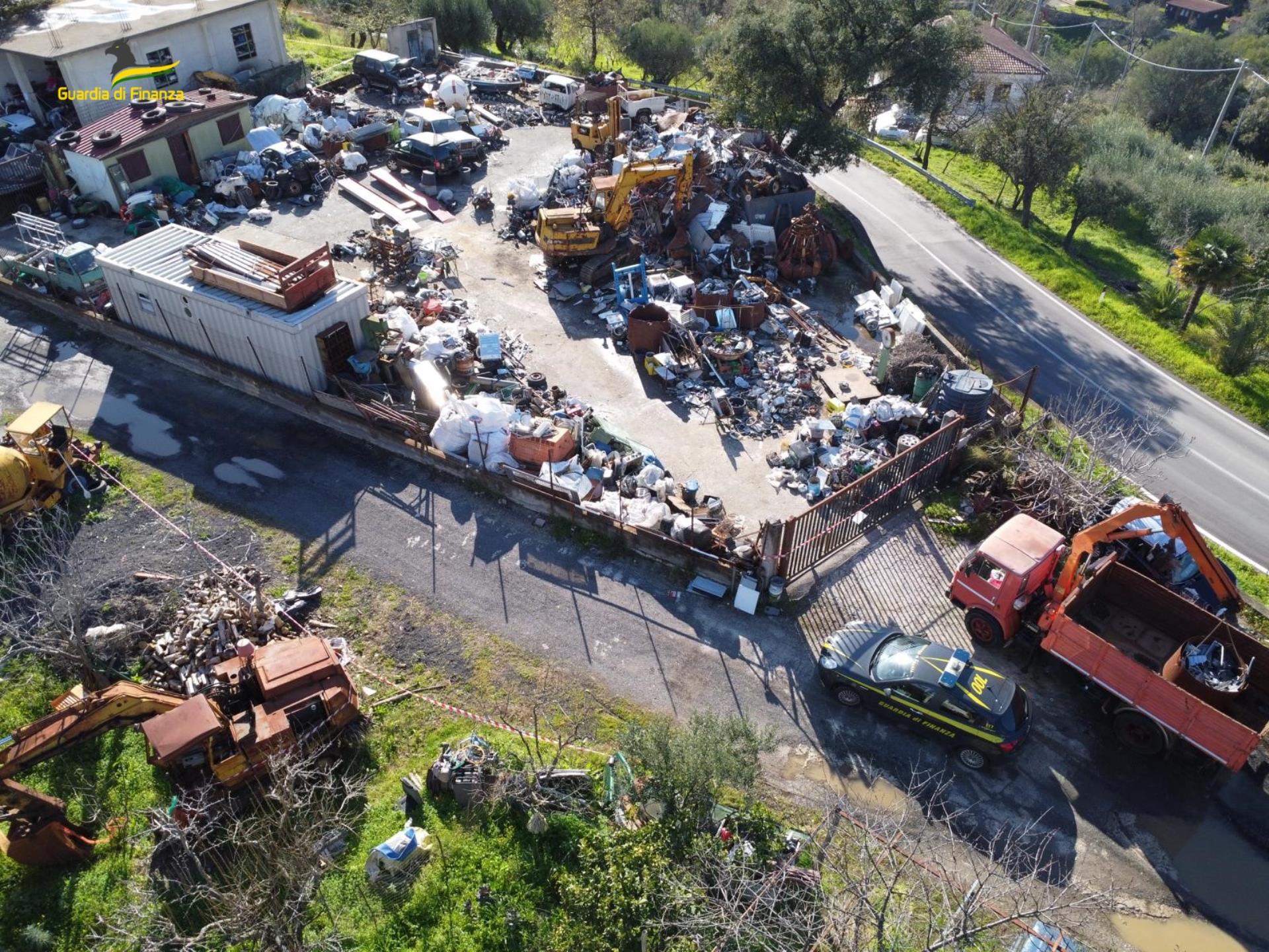 Golfo di Policastro, Finanza sequestra capannone e discarica di 2 mila metri: proprietario nei guai