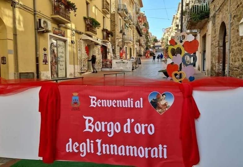 Agropoli, per due giorni si trasforma nel «Borgo d’oro degli innamorati»