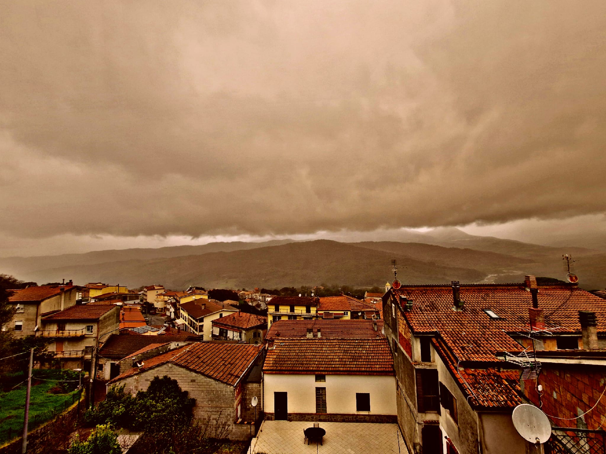 Cielo giallo e una cappa di polvere sul Cilento: è un fenomeno naturale. Ecco cosa succede