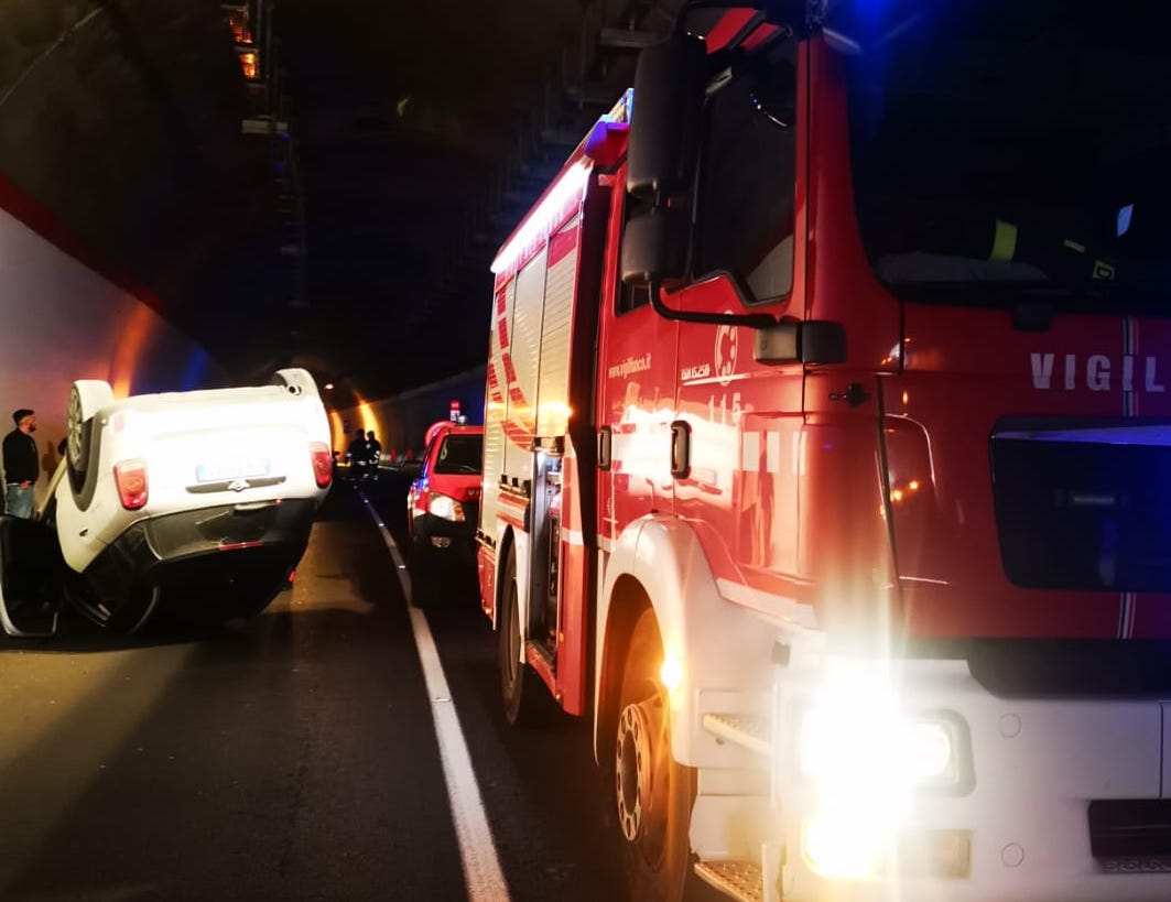 Auto si ribalta in galleria a Caggiano, lievi ferite per il conducente