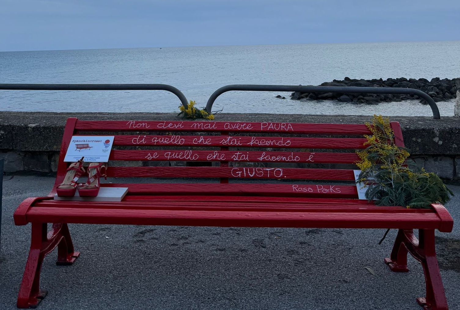 Pisciotta, inaugurata sul lungomare una panchina rossa in memoria delle vittime di femminicidio