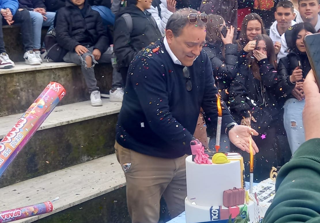 Studenti del “Da Vinci” di Sapri «occupano» la scuola ma è una festa a sorpresa per il preside Limongi