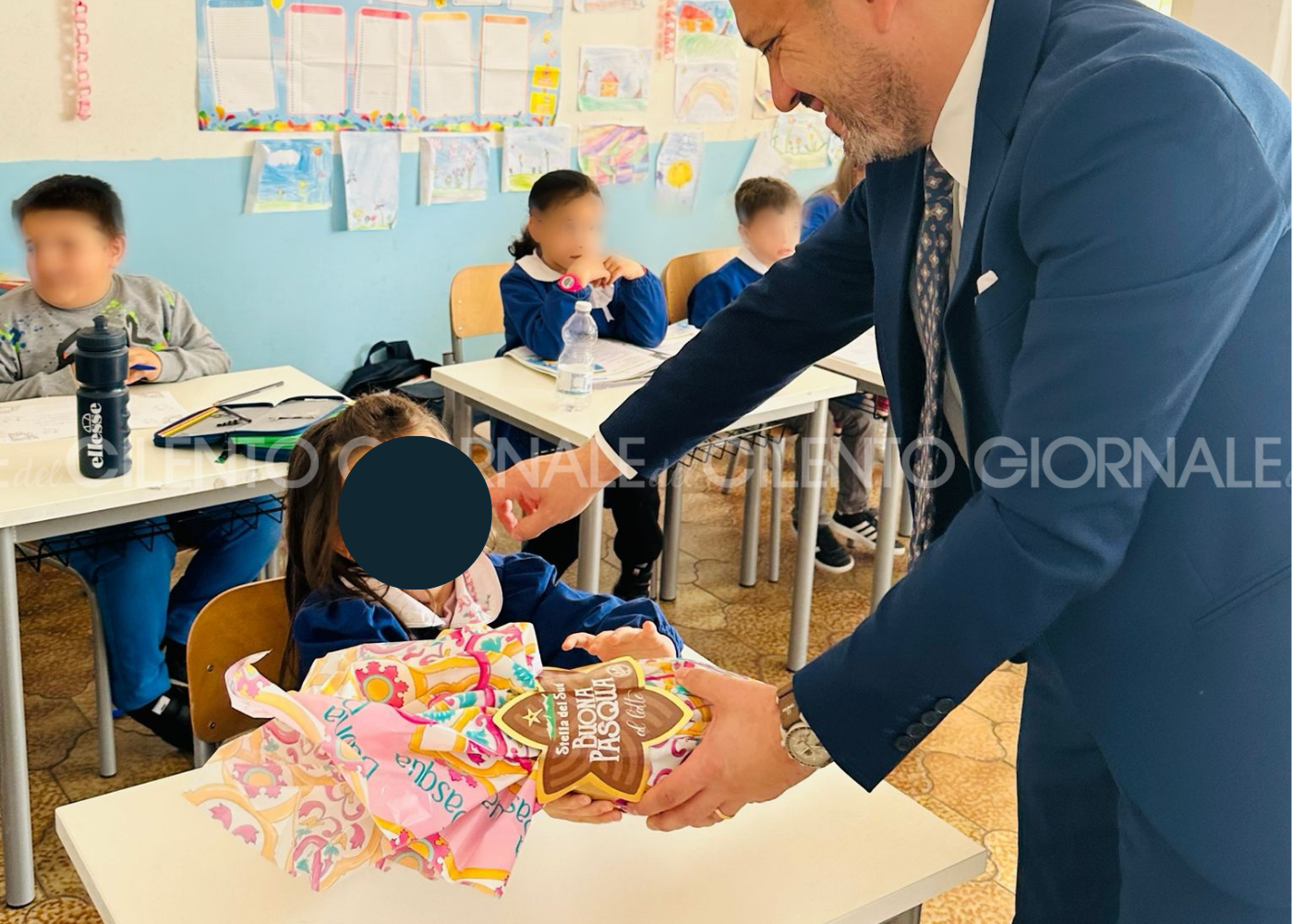 Cilento, sindaco rinuncia allo stipendio per regalare le uova di Pasqua ai bambini