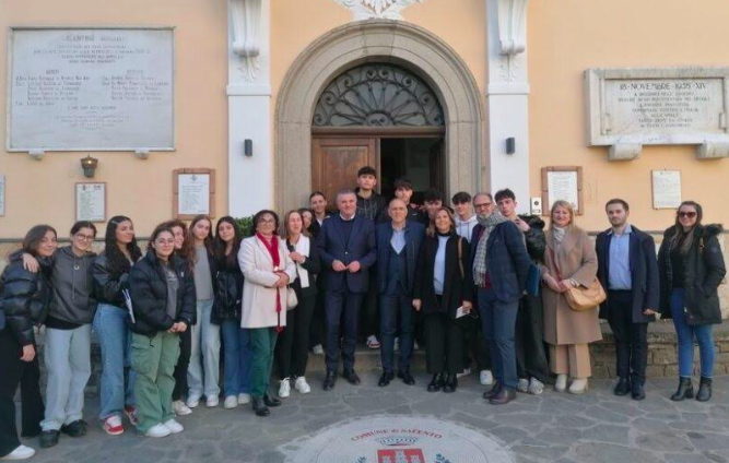 In tantissimi a Salento per “I muri raccontano”, passeggiata tra strade del paese alla scoperta della poesie