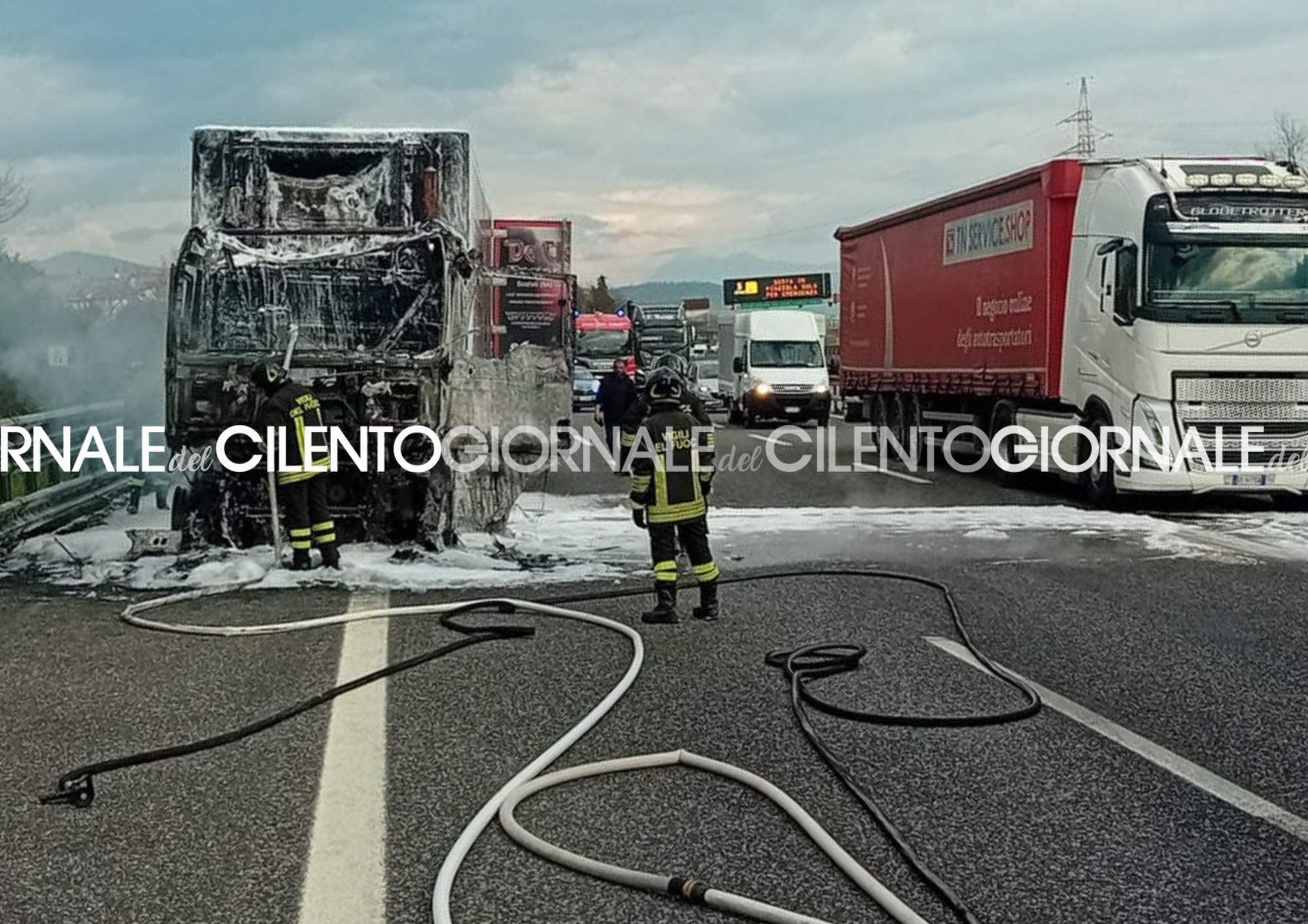 Camion in fiamme sull’autostrada del Mediterraneo a San Mango Piemonte