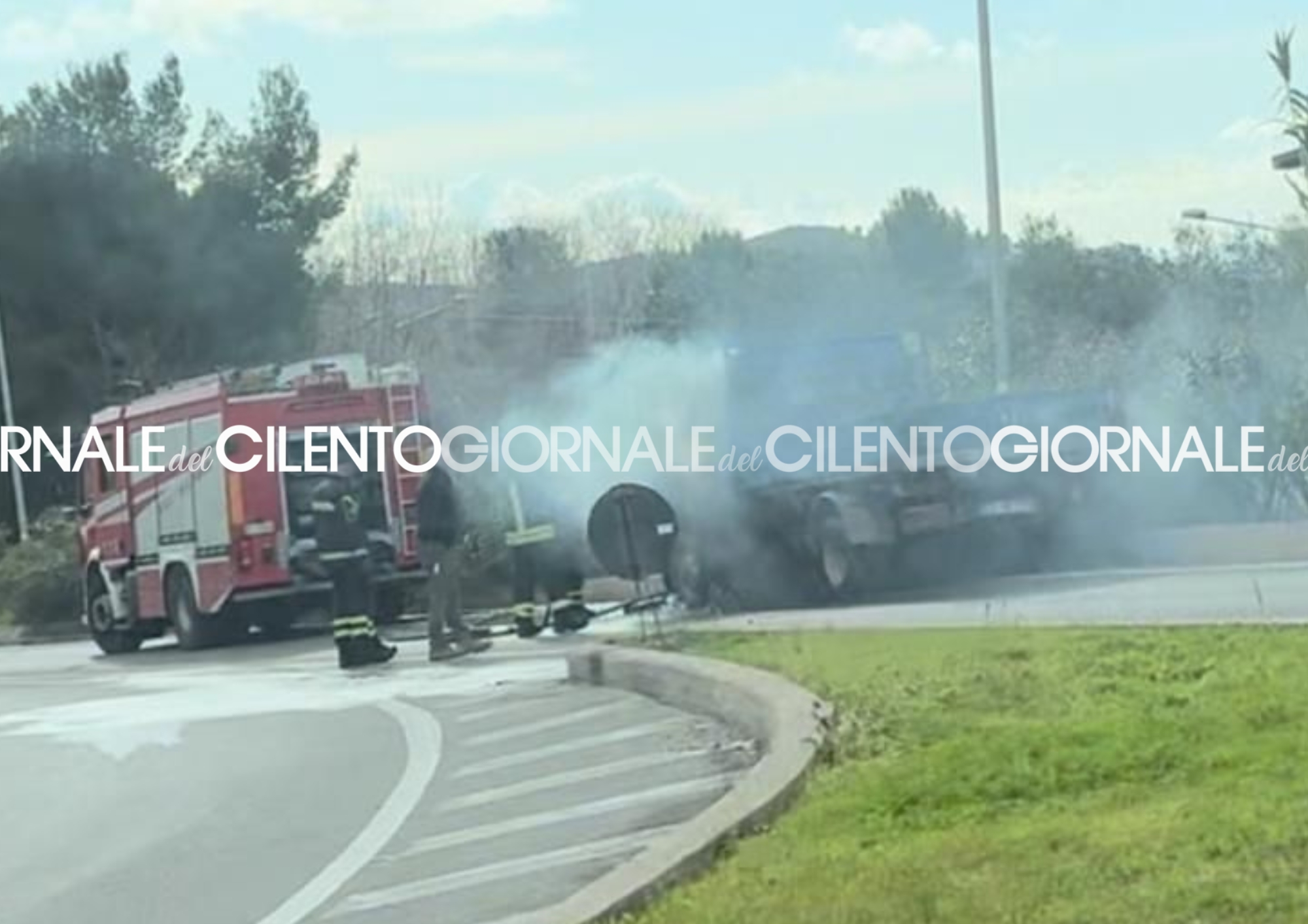 Camion in fiamme alla rotonda di Vallo della Lucania