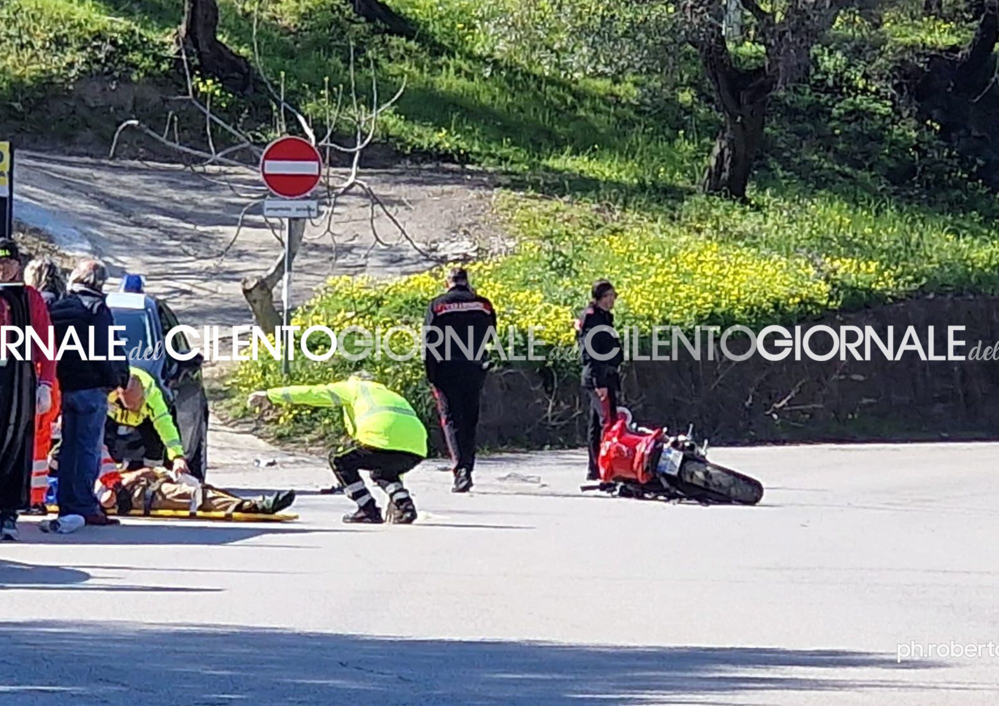 Incidente sulla Via del Mare, centauro finisce contro un muro: trasportato in ospedale