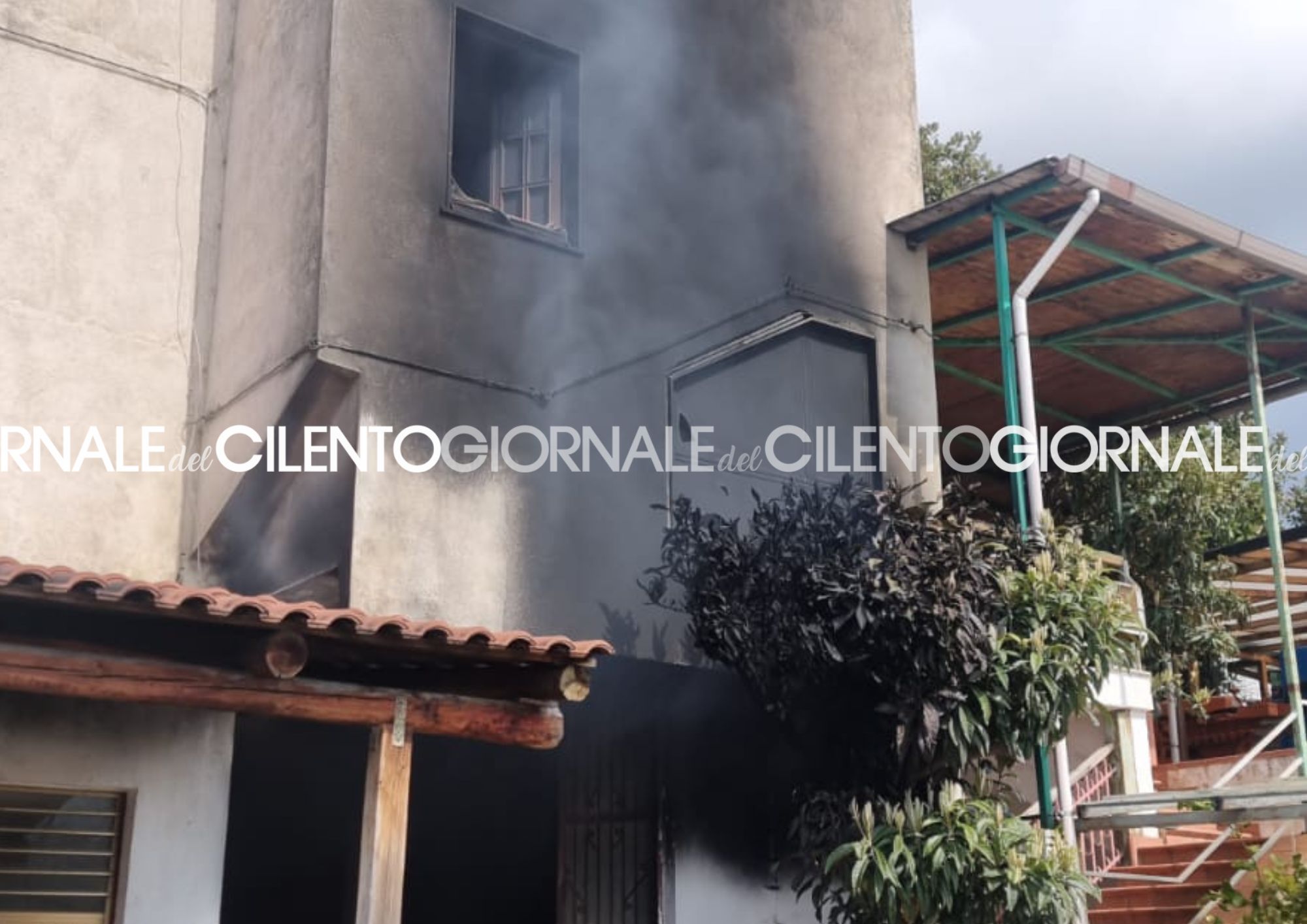 Incendio in casa a Caggiano, non ce l’ha fatta l’anziano di 79 anni