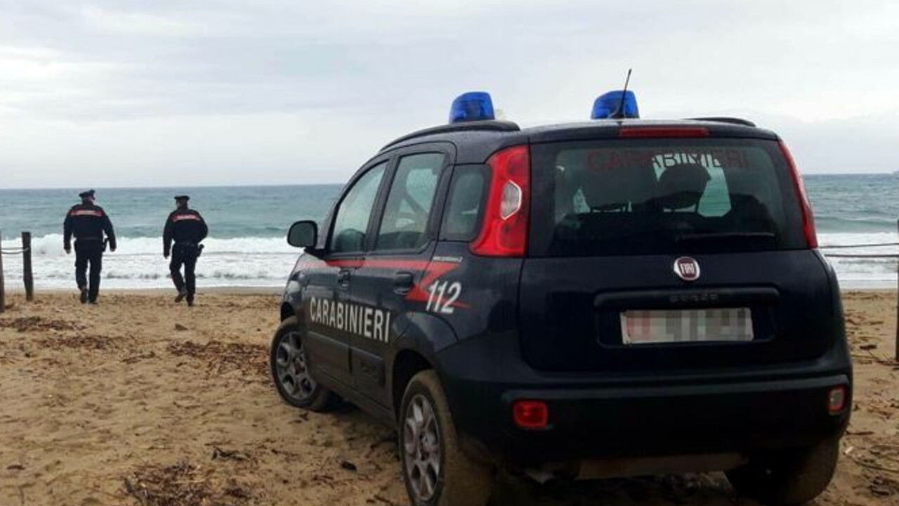 Resti umani su spiaggia Paestum: attesa verità dai Ris