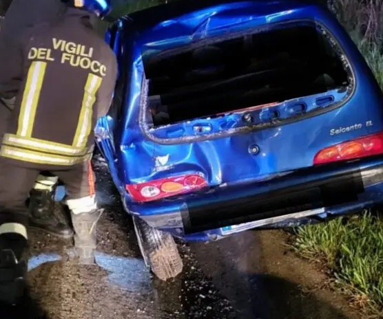 Pontecagnano, camion tampona auto in autostrada e non si ferma: ferite due donne