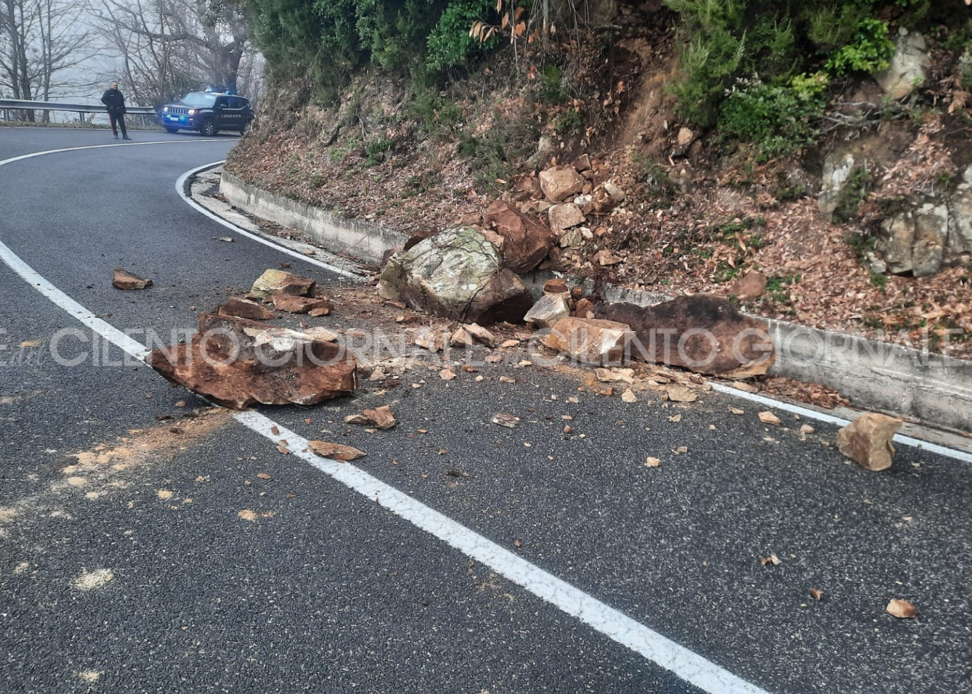 Frana sulla strada tra Cuccaro Vetere e Ceraso