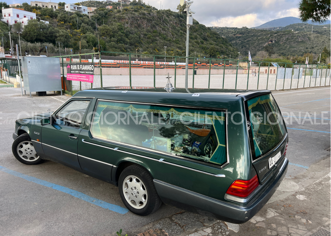 Camerota, dorme nel carro funebre: lo ha comprato in Calabria