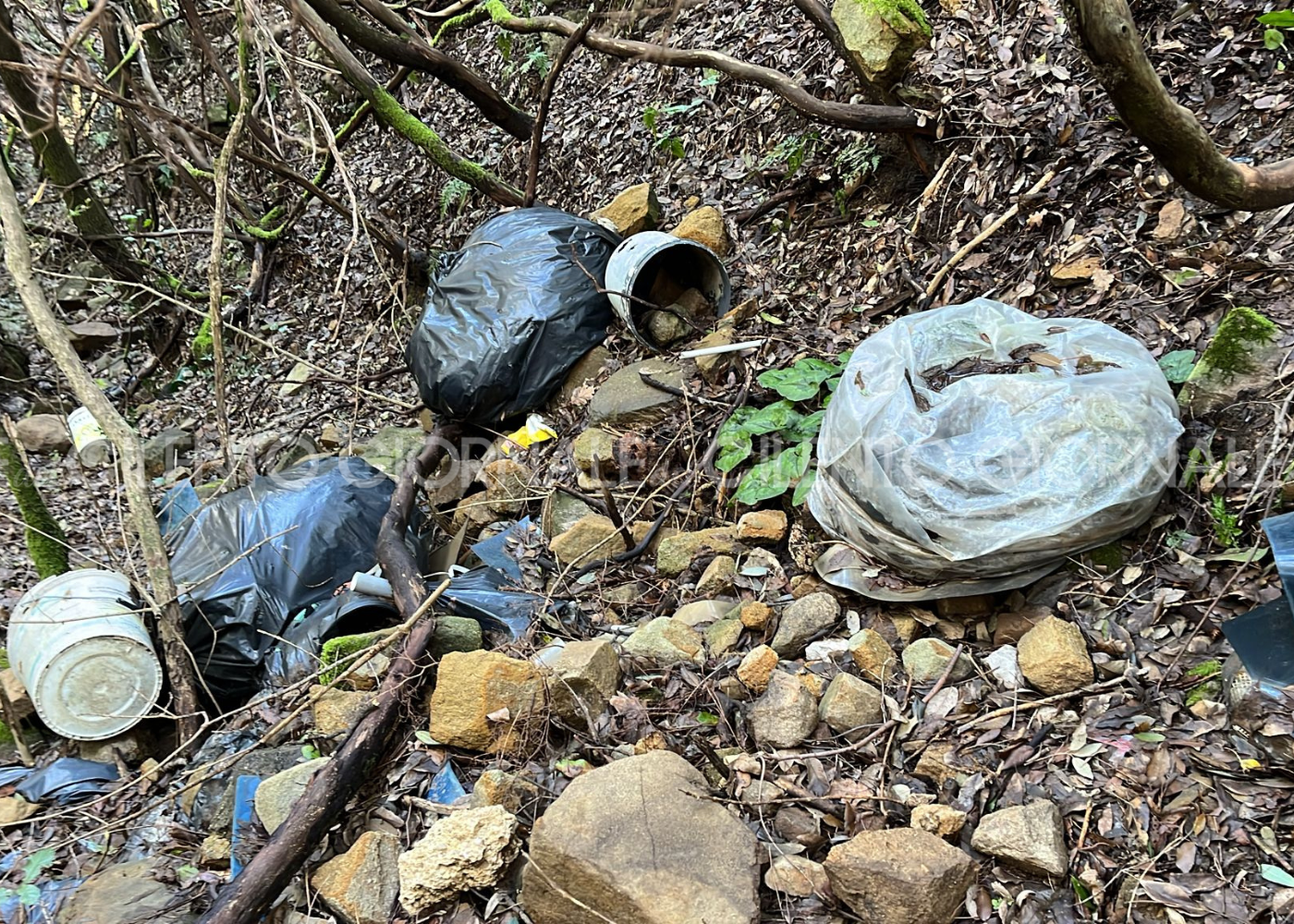 Castellabate: scopre discarica nella natura, riunisce gli amici e bonifica l’area