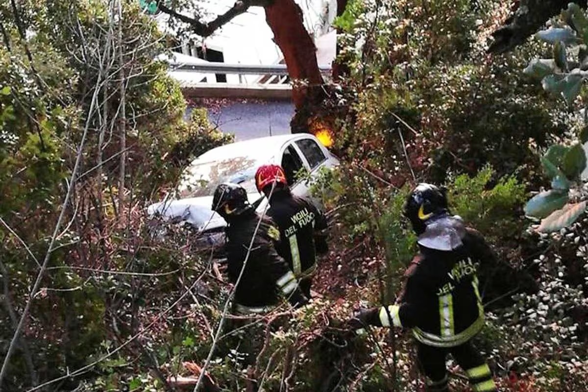 Manovra azzardata, resta in bilico su un dirupo: paura ad Agropoli